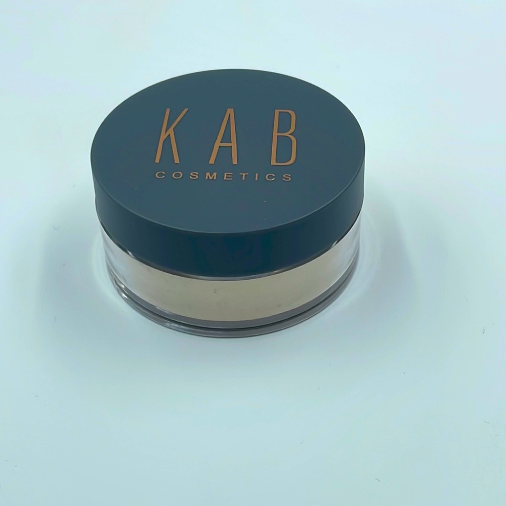 KAB Cosmetics Loose Setting Powder in Translucent (NWT)